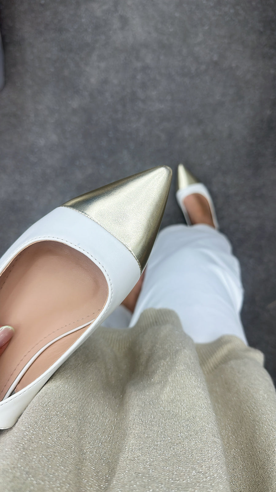 Jennifer White/Gold pumps