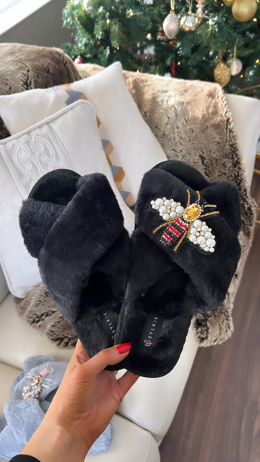 Queen Bee Cross Slipper Black